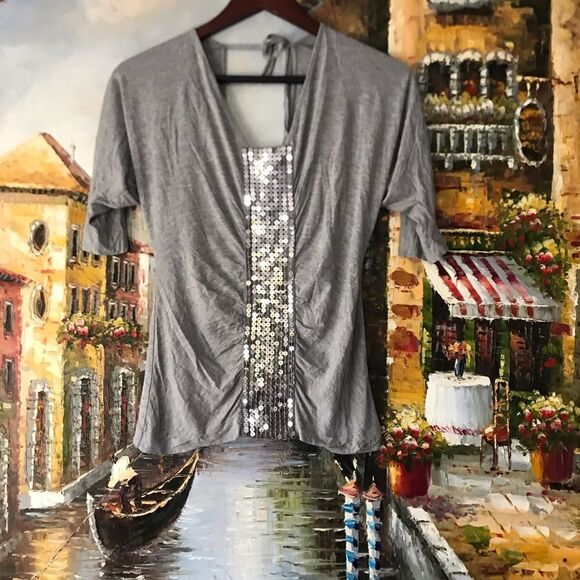 Guess V Neck short sleeve gray top with sequins down front size Medium EUC - Picture 1 of 8